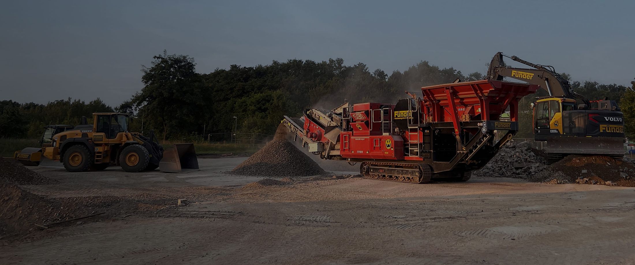 Große Abbrucharbeiten und Schuttverarbeitung mit Bagger und Recyclinganlage