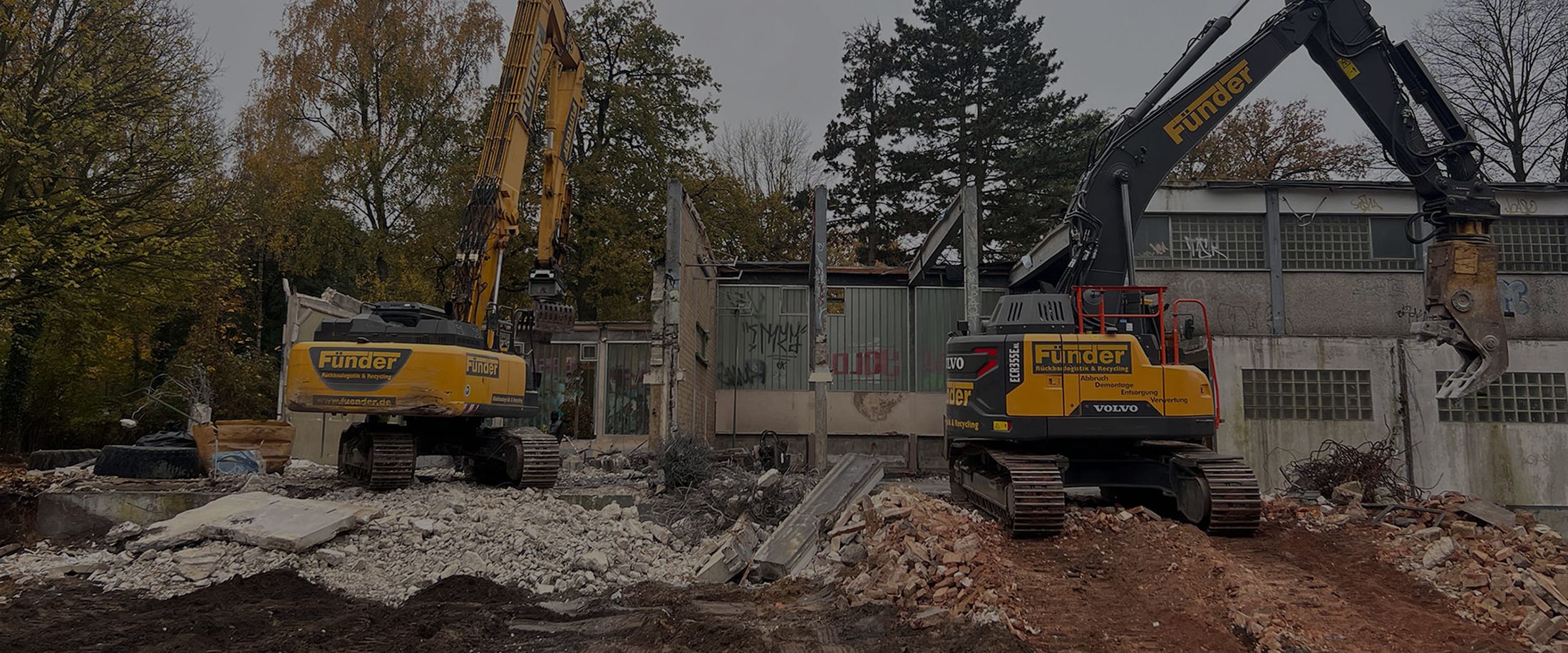 Kettenbagger bei Abbrucharbeiten an einer Industriehalle
